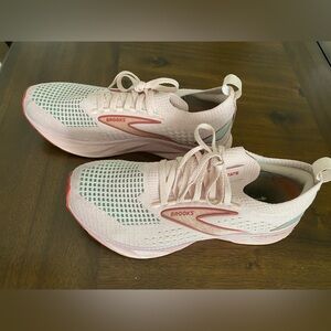 Brooks Levitate 6 Women’s running shoe size 8